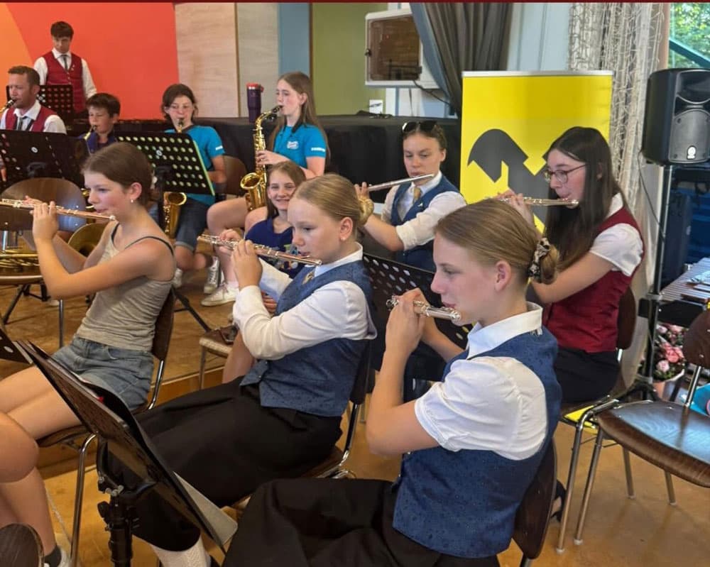 Junge Musikerinnen und Musiker in Tracht